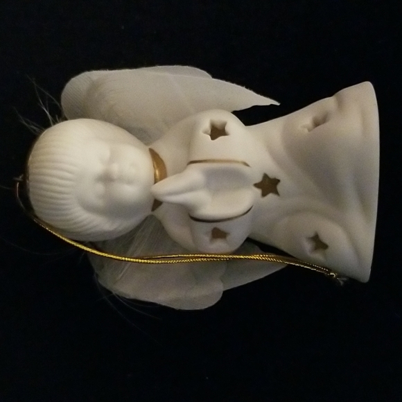 Kneeling Porcelain Angel - Picture 8 of 9